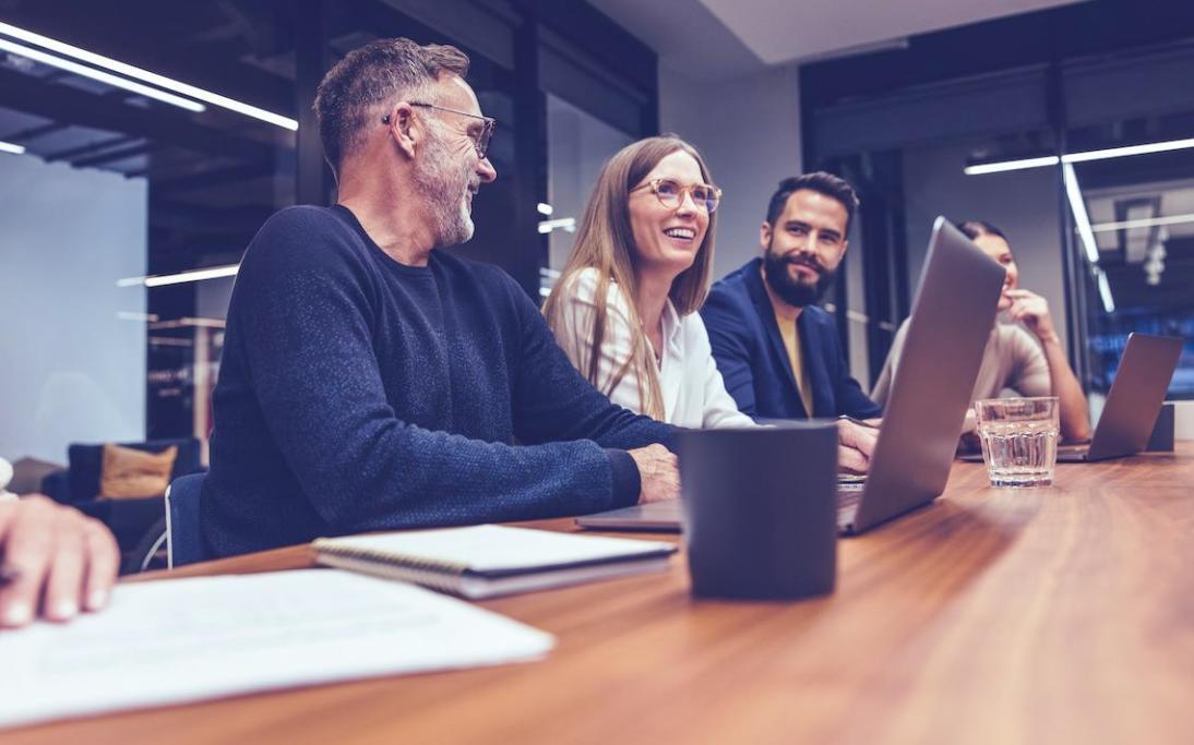 Groupe d'apprenants travaillant ensemble sur des exercices pratiques